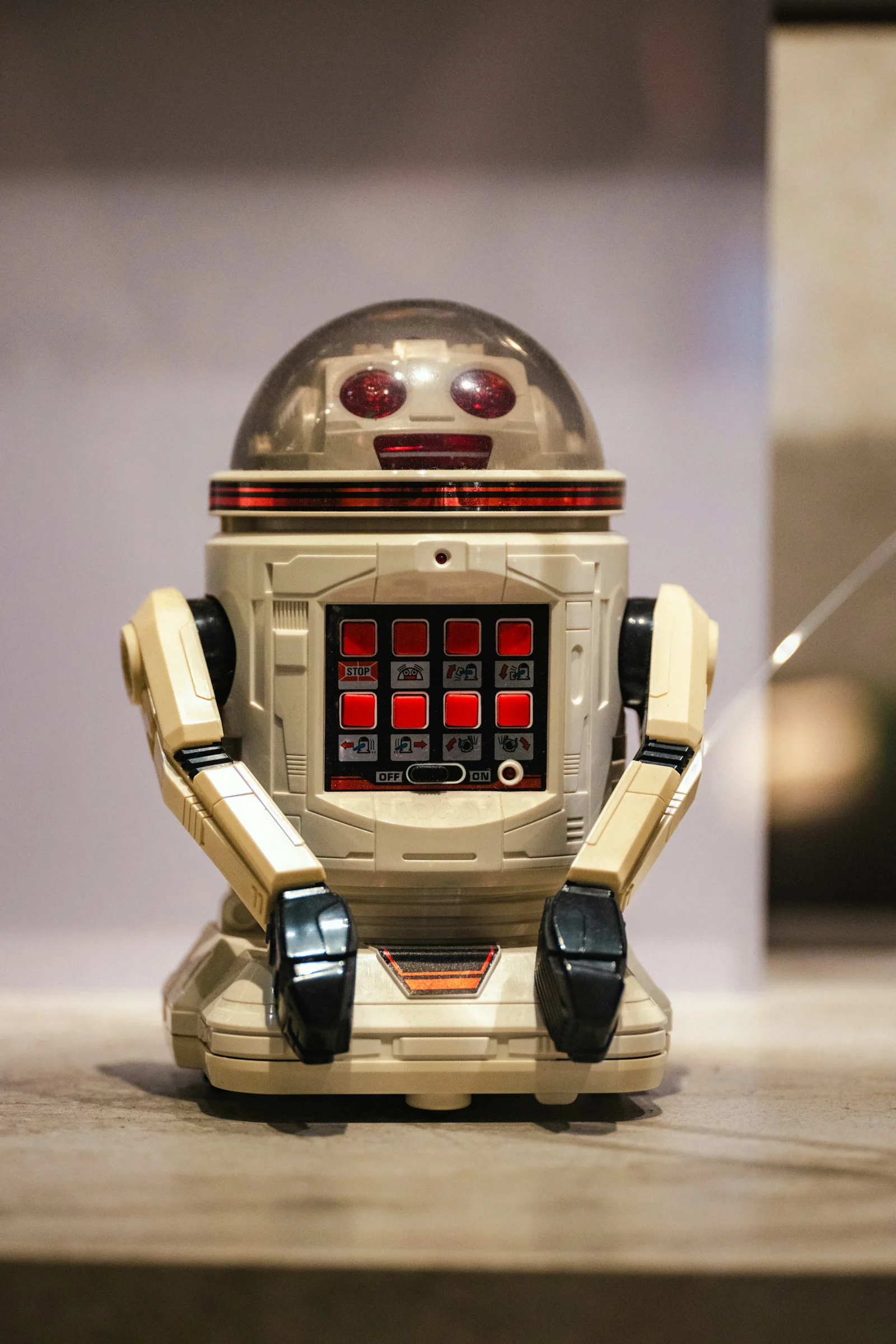 A toy robot sitting on top of a wooden table;第三方摄影参考