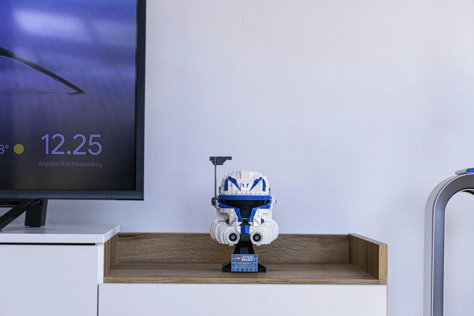 A robot toy sitting on top of a wooden shelf；第三方摄影参考
