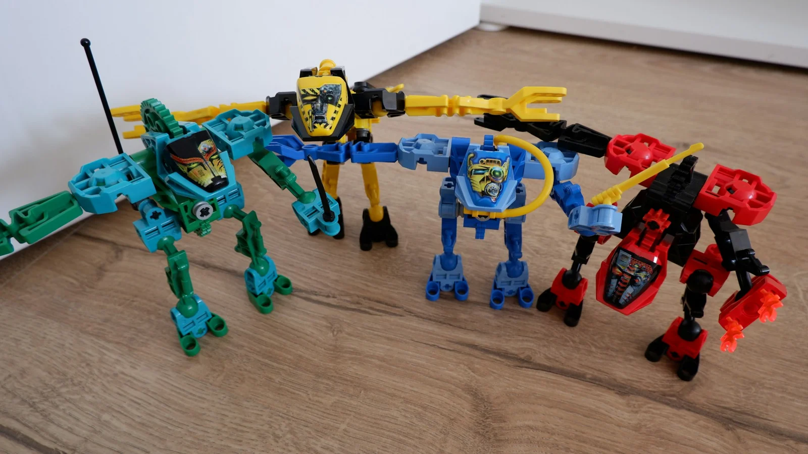 A group of toys sitting on top of a wooden floor；第三方摄影参考